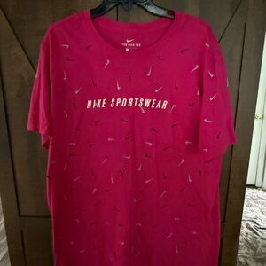 Nike Sportswear Magenta Short-Sleeve Graphic Tee size large